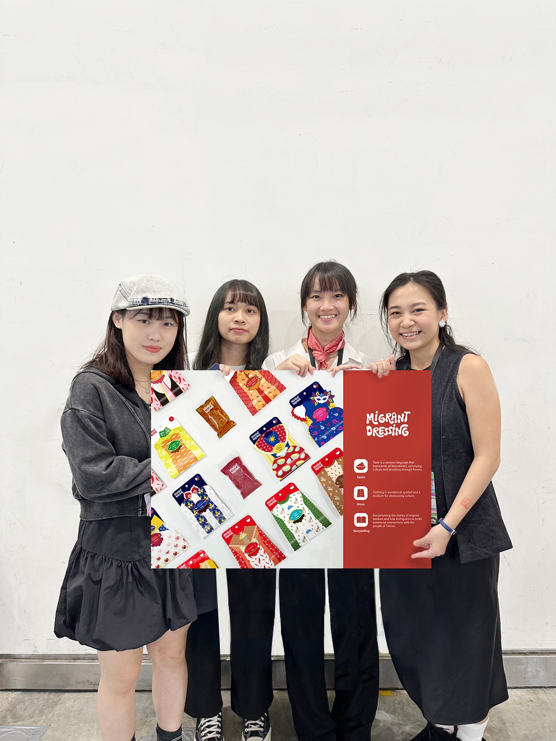 亞大數媒系葉鎮愷、王珈棋、謝瑋庭同學，以「Migrant Dressing」作品獲「紅點獎」。