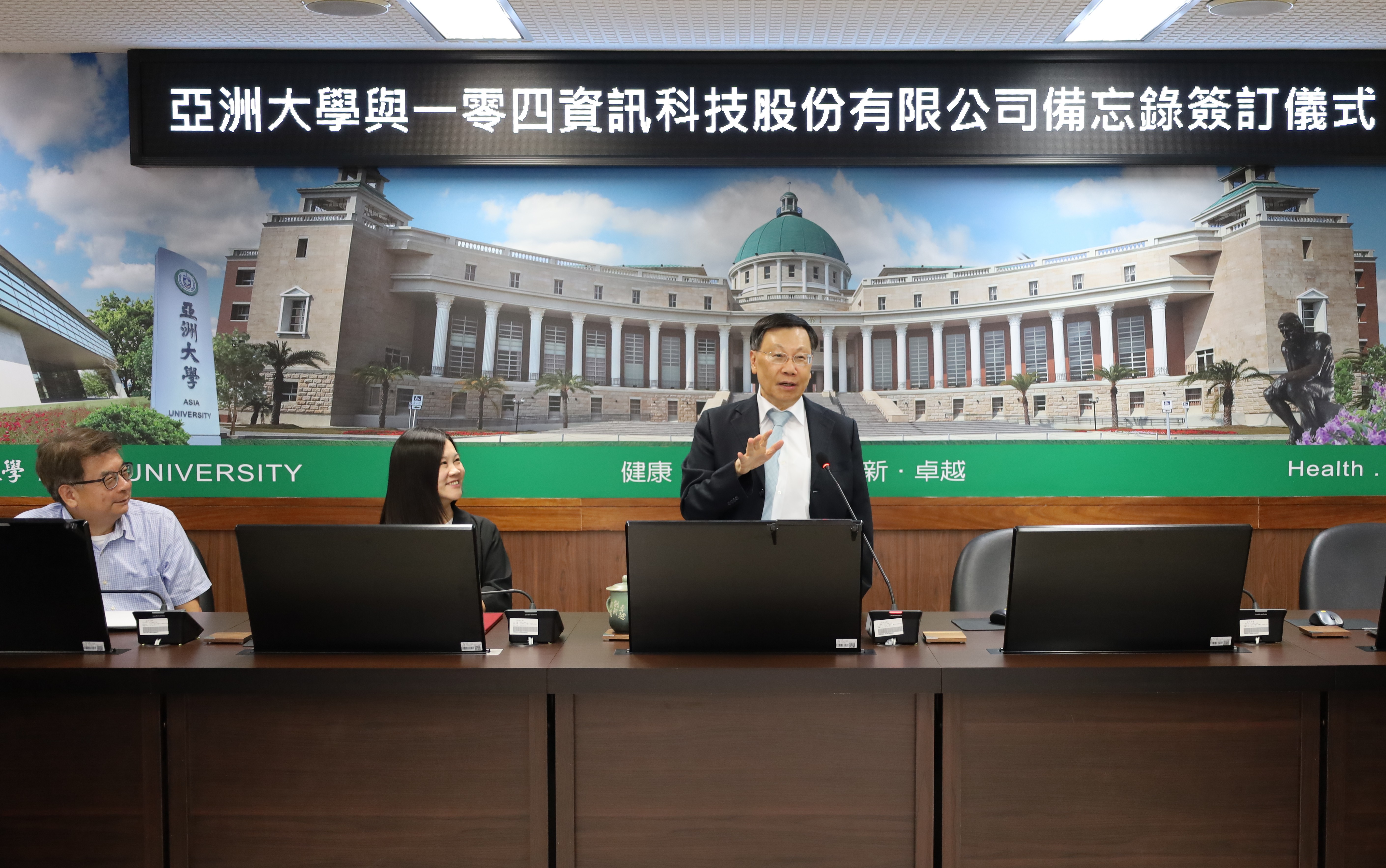 亞大校長蔡進發(右)說，此次與104人力銀行合作，能夠培育更多優秀人才，讓畢業即高薪就業。