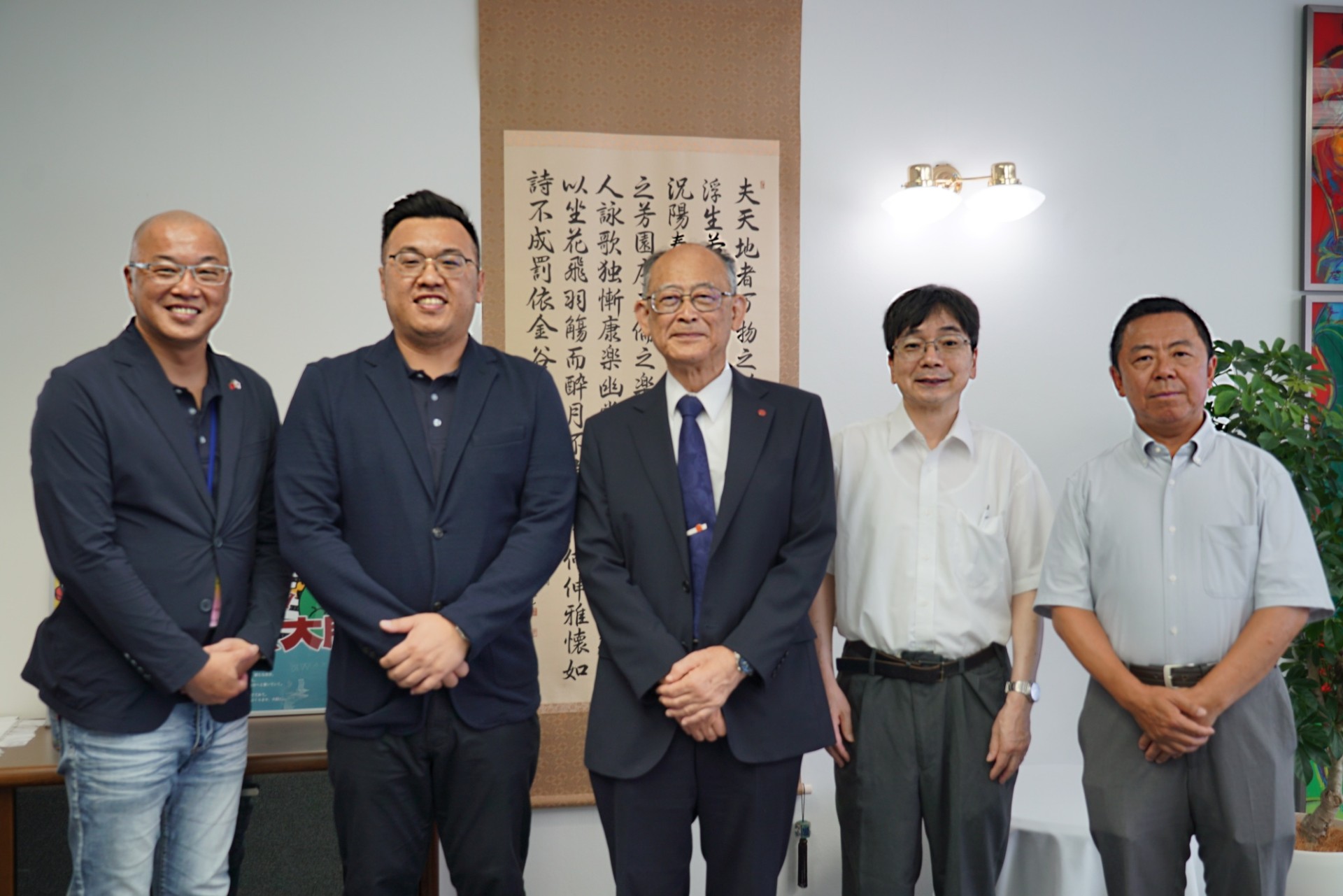 亞大訪問團訪問日本福岡大學,亞大產學長王昭能(左2)、亞大發明中心主任方曉瑋(左1)、福岡大學校長永田潔文(左3)和該校老師合影。
