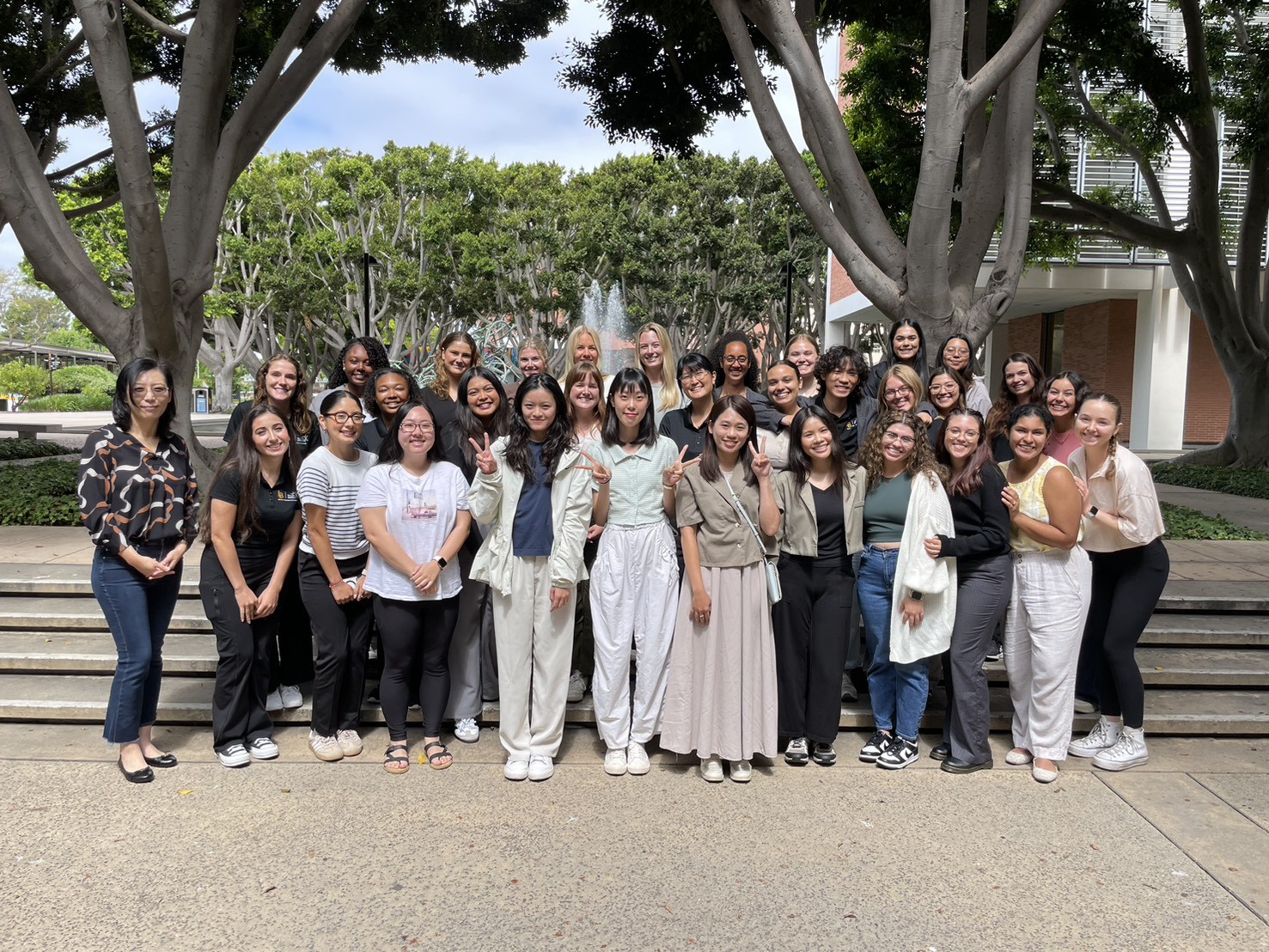 亞大聽語系3位同學,到美國加州大學長灘分校實習,與該校語言病理系主任孫磊(前排左1)和師生合影。