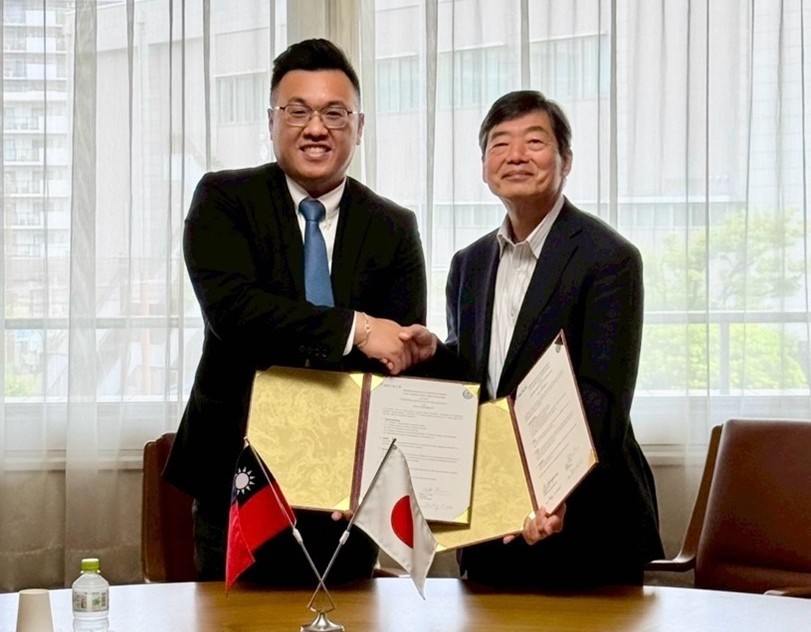 亞大產學長王昭能(左)、福岡工業大學校長村山理一(右)代表,簽署合作備忘錄。