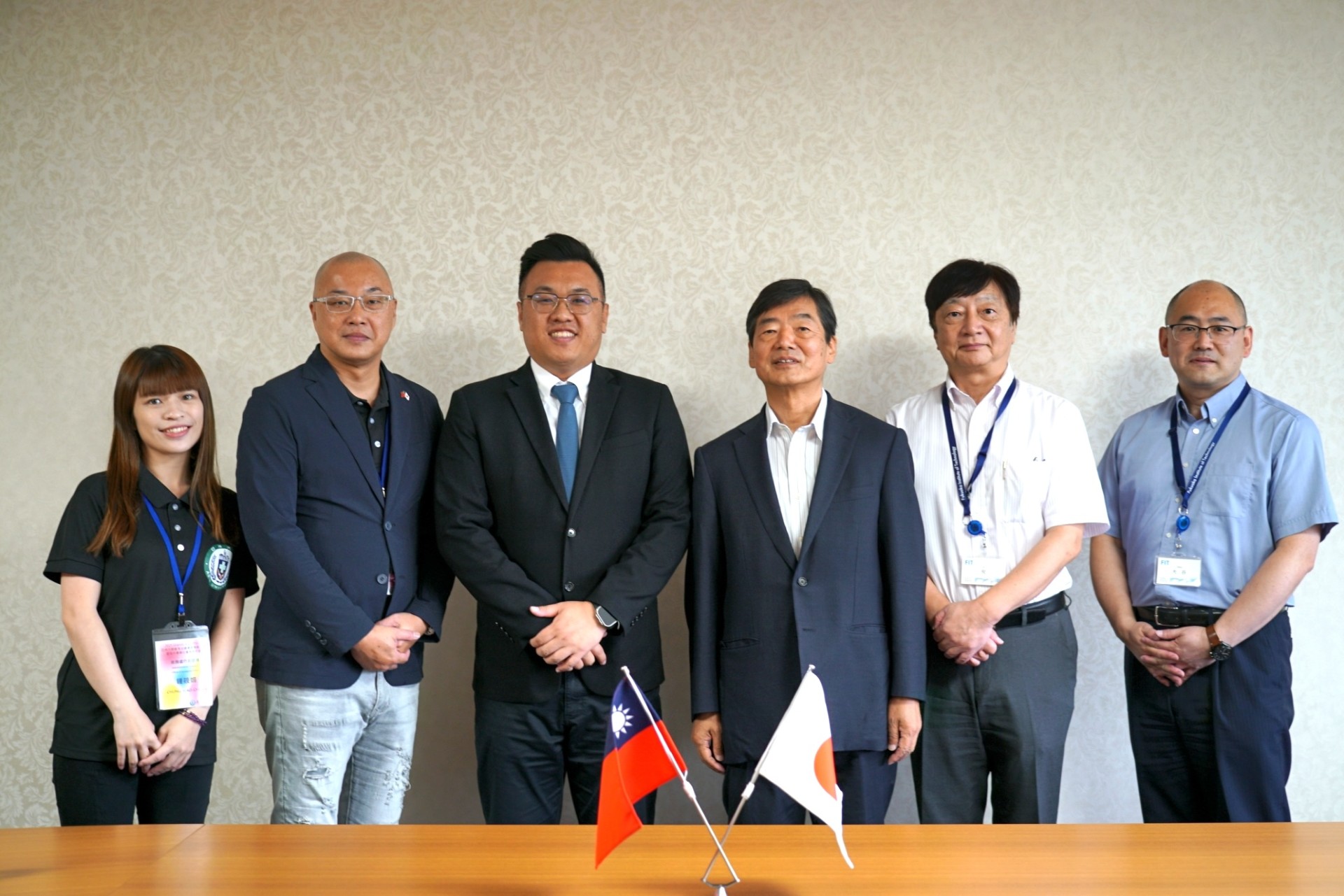 亞大、日本福岡工業大學簽署合作備忘錄,亞大產學長王昭能(左3)、亞大發明中心主任方曉瑋(左2)、福岡工業大學校長村山理一(左4)等合影。