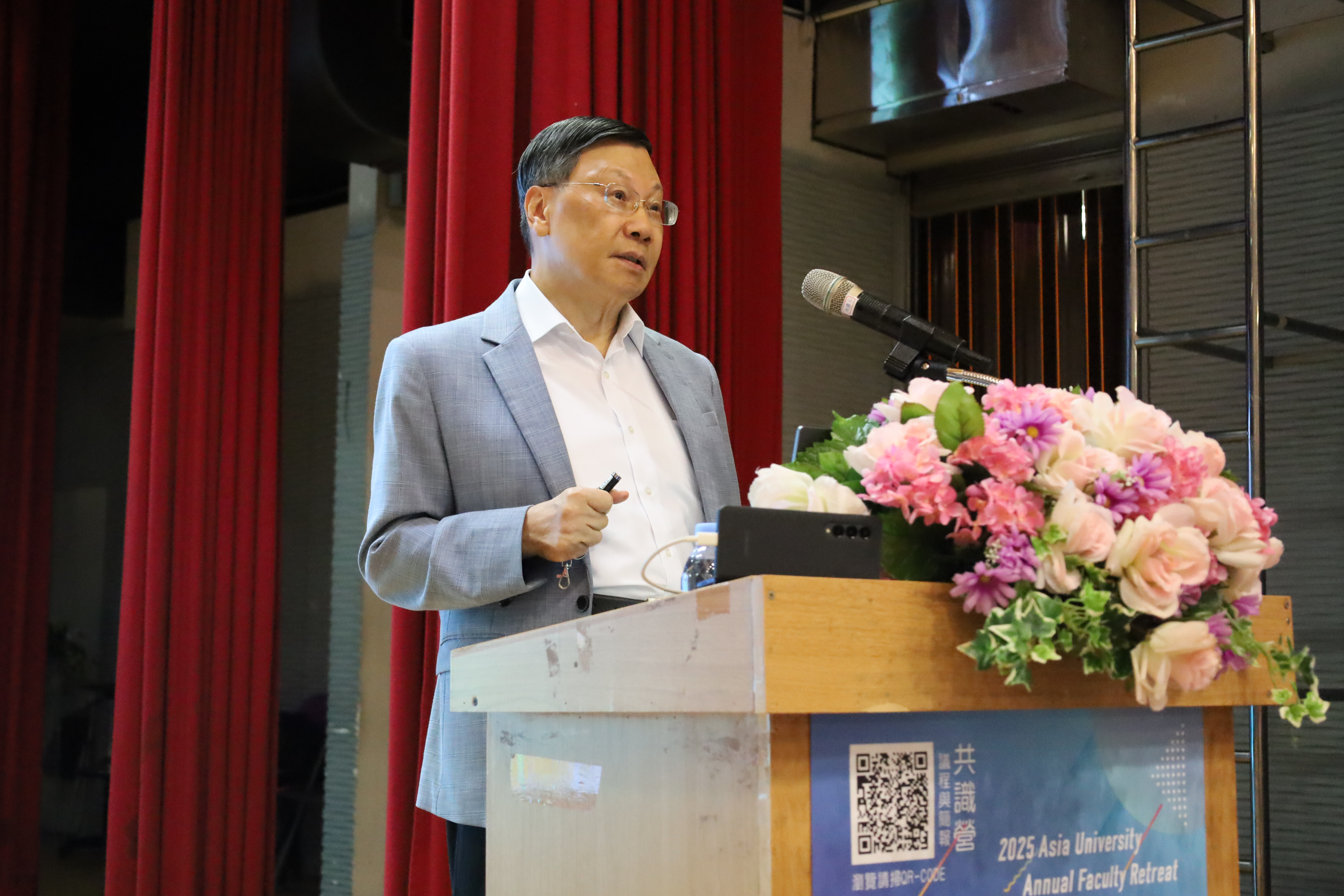 亞大校長蔡進發表示，年度共識營讓全校齊聚一堂，盤點過去一年努力的成果。